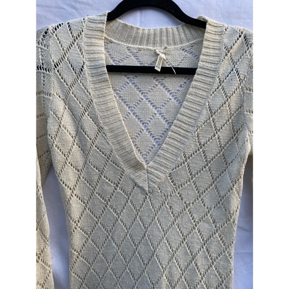 Cafe Brand Cute V-Neck Knit Sweater - Picture 4 of 8